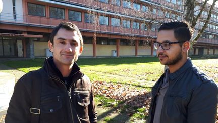 Mouad Aktaou (à droite)&nbsp;était à l'université de Pau (Pyrénées-Atlantiques)&nbsp;depuis 5 ans. (RADIO FRANCE / MATHIAS KERN)