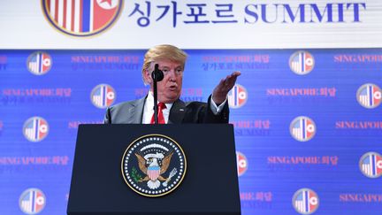 Le président américain Donald Trump, le 12 juin 2018 à Singapour, lors d'une conférence de presse après la signature d'un accord avec le dirigeant nord-coréen Kim Jong-un. (SAUL LOEB / AFP)