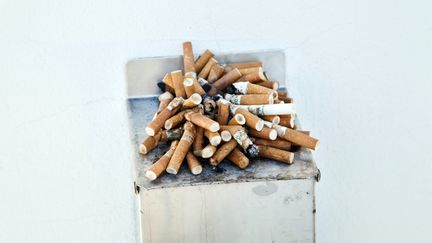 Un cendrier plein de m&eacute;gots de cigarettes. (SARA ARNALD / BILDHUSET / SCANPIX / AFP)