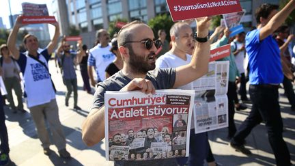 Des manifestants marchent en direction du palais de justice à Istanbul, en Turquie, le 24 juillet 2017, pour dénoncer le procès intenté à 17&nbsp;employés du journal d'opposition "Cumhuriyet".&nbsp; (LEFTERIS PITARAKIS / AP / SIPA / AP)