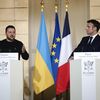 Le président ukrainien Volodymyr Zelensky et le président français Emmanuel Macron, lors d'une conférence de presse à l'Elysée à Paris, le 16 février 2024. (THIBAULT CAMUS / AFP)