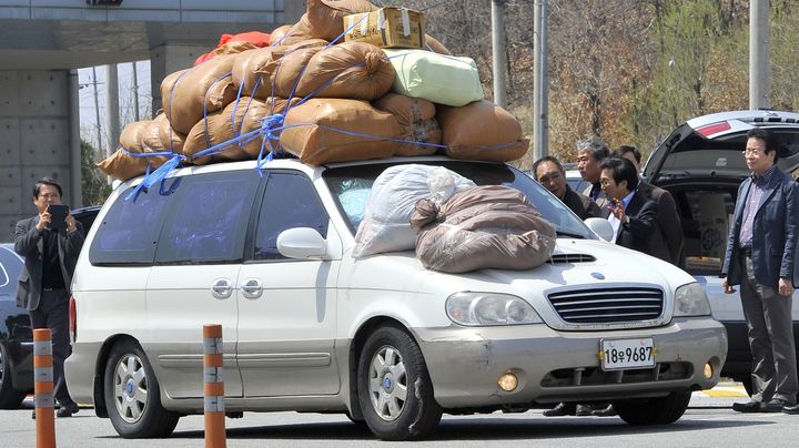 Des hommes d'affaires Sud-Cor&eacute;ens bloqu&eacute;s avec des vivres &agrave; la fronti&egrave;re avec la Cor&eacute;e du Nord, &agrave; Paju (Cor&eacute;e du Sud), le 17 avril 2013. (JUNG YEON-JE / AFP)