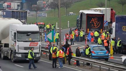 &nbsp; (Une trentaine de routiers bloquent l'accès et le départ d'une plateforme logistique Auchan dans le Bas Rhin, à Duttlenheim le 16 mars 2015 © Maxppp)