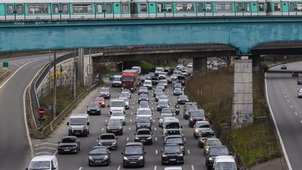 Des automobilistes près de Maisons-Alfort (Val-de-Marne), le 23 février 2022. (MAXPPP)