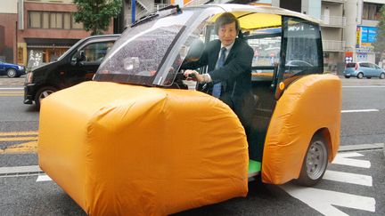 La startup Humanix pr&eacute;sente iSAVE YOU, un v&eacute;hicule &eacute;lectrique &agrave; trois roues recouvert d'airbags, le 15 novembre 2012 &agrave; Hiroshima (Japon). (* / MAXPPP)