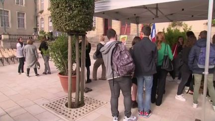 Funérailles d’Elizabeth II : un écran géant installé à Bayeux pour suivre la cérémonie (France 3)