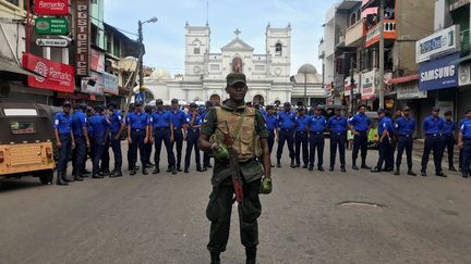 Des militaires surveillent la rue devant l'église Saint-Anthony, lundi 21 avril. (DINUKA LIYANAWATTE / REUTERS)