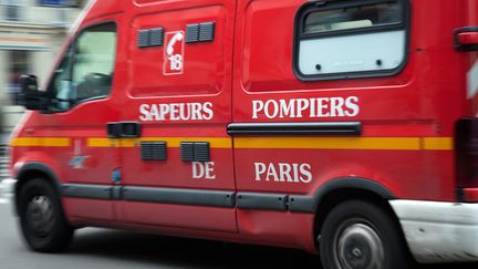 Illustration. Un camion des sapeur-pompiers de Paris, le 13 janvier 2011. (LOIC VENANCE / AFP)