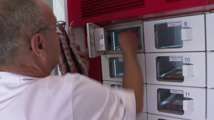 Un boucher a installé un distributeur de viande à Ruom en Ardèche. (France 3)