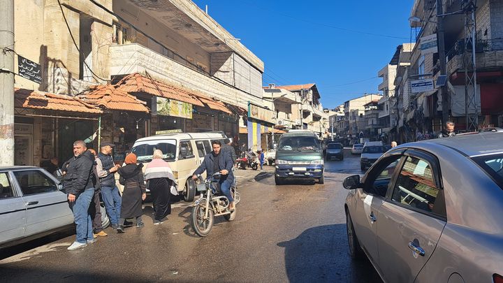 La rue principale de Madaya, à une cinquantaine de kilomètres au nord-ouest de Damas, en Syrie. Des dizaines de personnes sont mortes durant le siège de la ville. (GILLES GALLINARO / FRANCE INFO / RADIO FRANCE)