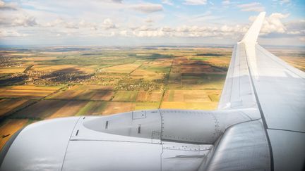 Un avion survole la campagne et les champs en Hongrie. (Illustration) (ALEXANDRA IAKOVLEVA / E+ / GETTY IMAGES)