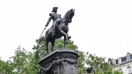 À&nbsp;Lille, un collectif réclame le retrait de la statue du Général&nbsp;Faidherbe, connu pour avoir&nbsp;colonisé le Sénégal. (DENIS CHARLET / AFP)