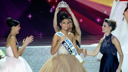 Flora Coquerel, miss Orl&eacute;anais, lors de son &eacute;lection au concours miss France 2014, &agrave; Dijon (C&ocirc;te-d'Or), le 7 d&eacute;cembre 2013. (PHILIPPE DESMAZES / AFP)