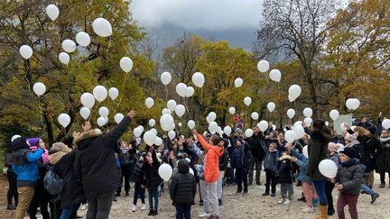 Un lancé de ballons en hommage à Nolan, le 11 décembre 2022 à Sassenage (Isère). (CHLOE CENARD / FRANCE BLEU ISERE)