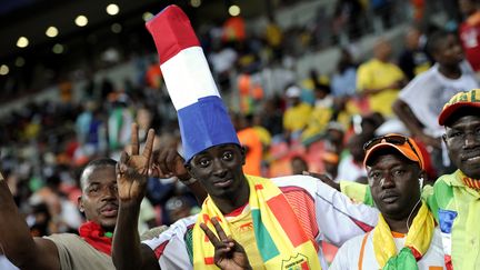 Notez aussi l'utilisation du couvre-chef &agrave; des fins politiques, comme ce supporter malien qui remercie la France d'&ecirc;tre intervenue dans son pays.&nbsp; (STEPHANE DE SAKUTIN / AFP)