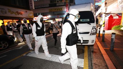 Une opération de police dans le cadre de l'enquête sur les contaminations dans l'Église Sarang Jeil, à Séoul, le 21 aout 2020. (YONHAP / EPA/YNA)