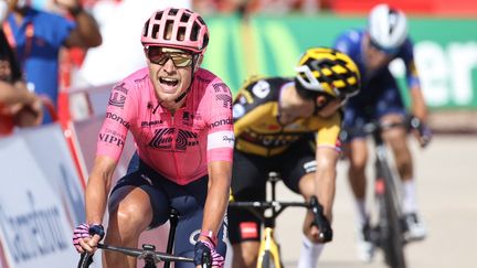 Magnus Cort Nielsen s'impose devant Primoz Roglic sur la 6e étape de la Vuelta, le 19 août 2021. (JOSE JORDAN / AFP)