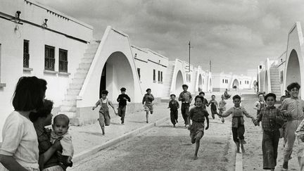 Sabine Weiss, dernière représentante de l'humanisme à la française, toujours en activité à plus de 90 ans, ouvre ses archives personnelles. Le Jeu de Paume au Château de Tours présente 130 tirages, des films et des documents, souvent inédits, offrant un aperçu des différentes facettes du travail de la photographe d'origine suisse, de ses reportages de mode et ses portraits de personnalités à ses voyages en Egypte, en Inde, en Bulgarie ou en Birmanie (jusqu'au 30 octobre 2016). Ici, Village moderne de pêcheurs, Olhão, Algarve, Portugal, 1954 
 (© Sabine Weiss)