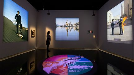 La photo emblématique de l'album "Wish You Were Here" de Pink Floyd a été réalisée par le photographe et graphiste Storm Thorgerson. Dans cette salle, vous apprendrez comment a été réalisé le trucage des flammes. Et comment la chanson du même nom, dédiée à leur ex-complice Syd Barrett, a été composée. "C'est un genre de chanson country très simple. Mais à cause  de sa résonance et de sa charge émotionnelle, c'est une de nos meilleures", explique David Gilmour dans les casques audio qui guident le visiteur de salle en salle tout au long de l'exposition.
 (Daniel Leal-Olivas / AFP)