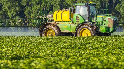 A tractor sprays pesticides in Noyelles-sur-Mer (Somme), June 1, 2022. (BOUILLAND STEPHANE / HEMIS.FR / AFP)