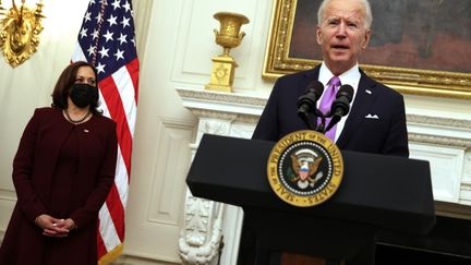 Le président américain Joe Biden s'exprime aux côtés de la vice-présidente Kamala Harris, lors d'un événement à la State Dining Room de la Maison Blanche, le 21 janvier 2021, à Washington. (ALEX WONG / GETTY IMAGES NORTH AMERICA / AFP)