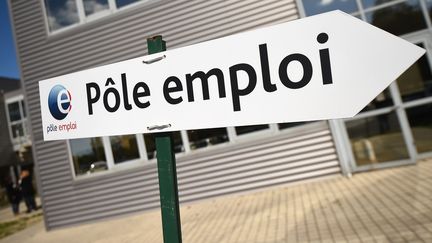 Le panneau Pôle Emploi indiquant l'agence de Montpellier, dans le sud de la France, pris en photo le 27 avril 2016. (PASCAL GUYOT / AFP)