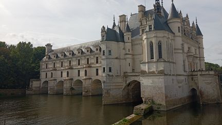 Le château de Chenonceau, un des nombreux édifices menacés par le changement climatique. (GUILLAUME FARIOL / FRANCEINFO)