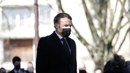 Emmanuel Macron assiste à la cérémonie d'hommage aux victimes du terrorisme au monument des Invalides à Paris, le 11 mars 2021. (THIBAULT CAMUS / AFP)