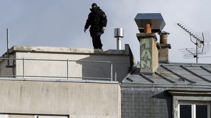 Un policier sur le toit d'un immeuble autour de la place de la Nation. (MAXPPP)