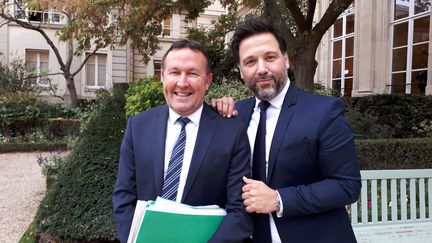 Eric Diard, député Les Républicains des Bouches-du-Rhône, fondateur de l'OM Parlementaires, et Hugues Renson, député de Paris La République en marche, créateur du PSG Parlementaires. (CECILIA ARBONA / RADIO FRANCE)