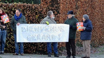 Des manifestants issus de l'extrême gauche belge souhaitent à leur façon la "bienvenue" à Gérard Depardieu, nouvellement domicilié en Belgique, dans le village de Néchin (12/12/12)
 (Philippe Huguen / AFP)