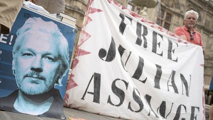 Des supporters du fondateur de WikiLeaks, Julian Assange, devant l'Opéra de Vienne, en juin 2022. (JOE KLAMAR / AFP)