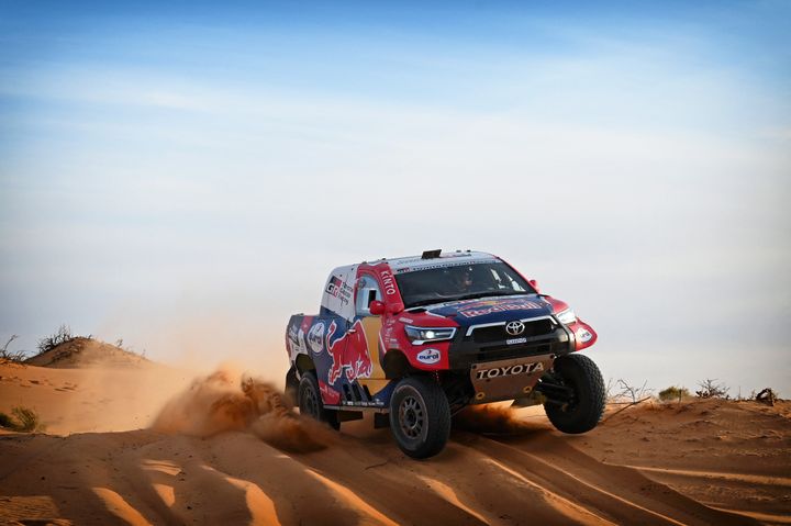 Nasser Saleh Al-Attiyah lord de la&nbsp;Coupe du monde des rallyes tout‑terrain en décembre 2021. (ERIC VARGIOLU / AFP)