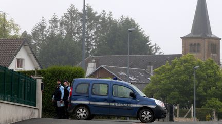 Les gendarmes mobilisés pour chercher le corps d'Estelle Mouzin arrivent à Ville-sur-Lumes (Ardennes) pour fouiller l'une des anciennes maisons de Michel Fourniret, le 22 juin 2020. (FRANCOIS NASCIMBENI / AFP)