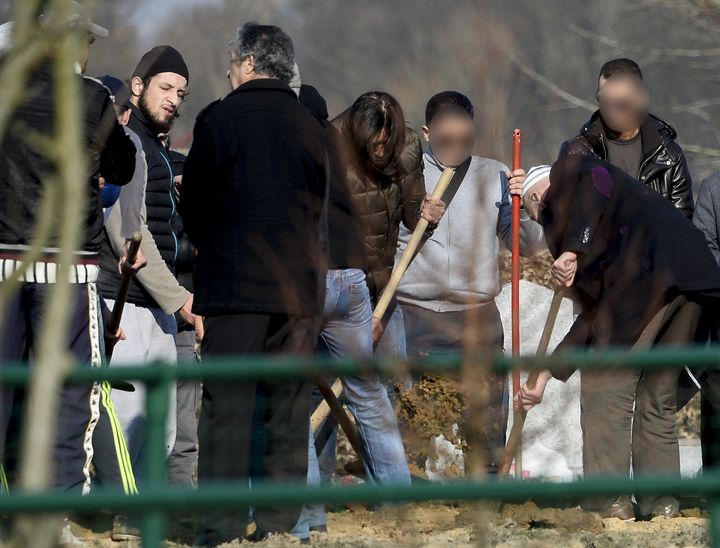 Des proches et des amis, dont Abid Aberkan (à gauche), participent aux obsèques de Brahim Abdeslam, le 17 mars 2016 à Evere, près de Bruxelles (Belgique). (BELGA / AFP)