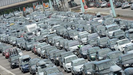 Des embouteillages sur l'A7 au p&eacute;age de Reventin, au sud de Vienne (Is&egrave;re), le 9 ao&ucirc;t 2014. (MAXPPP)