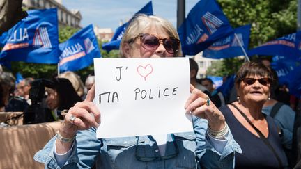 Une femme montre&nbsp;son soutien à la police, lors d'une manifestation de policiers, le 18 mai 2016 à Marseille. (MAXPPP)