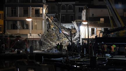 Les décombres de l'immeuble, vus depuis le port de Sanary-sur-Mer (Var), le 7 décembre 2021. (NICOLAS TUCAT / AFP)