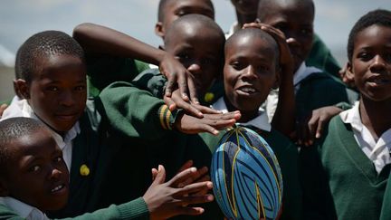 Un nouveau ballon de rugby pour ces élèves d'une école de Mthatha, dans la province du Cap en Afrique du Sud. (Artur Widak / NurPhoto)