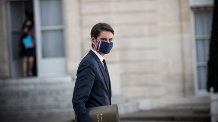 Le porte-parole du gouvernement, Gabriel Atal, quitte le Conseil des ministres, au palais de l'Elysée, à Paris, le 31 mars 2021.&nbsp; (ARTHUR NICHOLAS ORCHARD / HANS LUCAS / AFP)