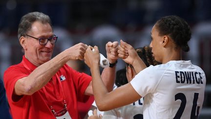 Olivier Krumbholz et&nbsp;Beatrice Edwige, après la victoire des Françaises face au Pays-Bas en quarts de finale. (FRANCK FIFE / AFP)