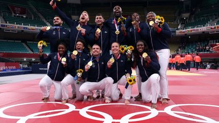 L'équipe de France a&nbsp;remporté la médaille&nbsp;d'or&nbsp;en finale de l'épreuve mixte par équipes&nbsp;aux&nbsp;Jeux olympiques de Tokyo, le 31 juillet 2021.&nbsp; (JACK GUEZ / AFP)