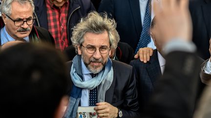 Le journaliste Can Dündar devant le tribunal d'Istanbul (Turquie), le 1er avril 2016. (OZAN KOSE / AFP)