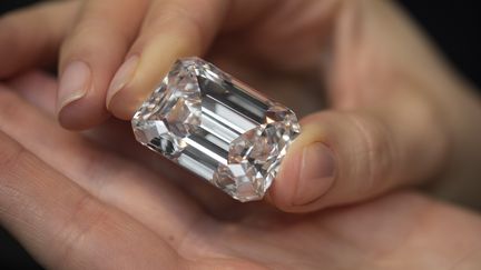 Le diamant de 100,20 carats, expos&eacute; chez Sotheby's &agrave; Londres (Royaume Uni), le 13 f&eacute;vrier 2015. (MELISSA NORTH / NUR PHOTO / AFP)