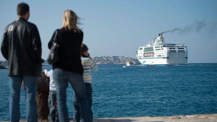 Des passants regardent un navire de la SNCM, le 28 octobre 2014 &agrave; Marseille (Bouches-du-Rh&ocirc;ne). (BERTRAND LANGLOIS / AFP)