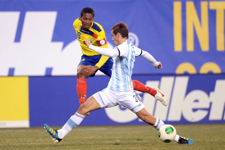 &nbsp; (Luis Antonio Valencia -ici face à l'Argentine - sera l'un des atouts majeurs de l'Equateur © Reuters)