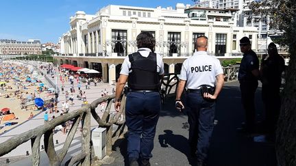 Romain et Sabine en patrouille à Biarritz avant le G7.&nbsp; (BENJAMIN ILLY / FRANCE-INFO)