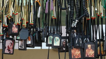 Pendantifs avec portraits de marabouts sur un marché de Touba, au Sénégal. (MAXPPP)