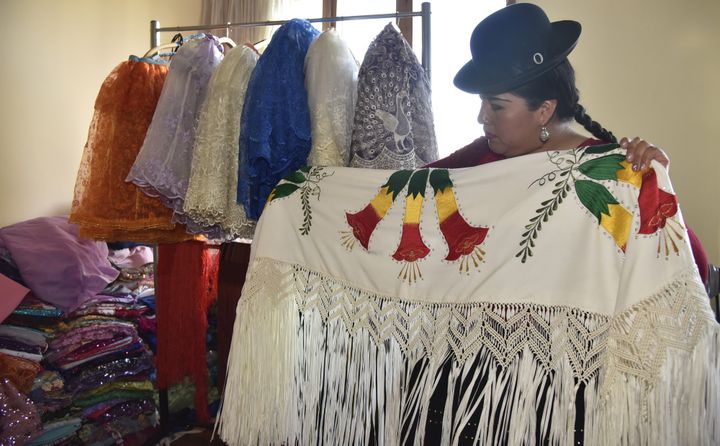 La créatrice de cholitas Eliana Paco, dans son atelier de la Paz, octobre 2016
 (AIZAR RALDES / AFP)