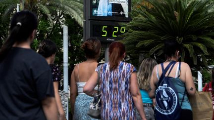 Le thermomètre affiche 52°C à Séville (Espagne), le 10 juillet 2023. (CRISTINA QUICLER / AFP)